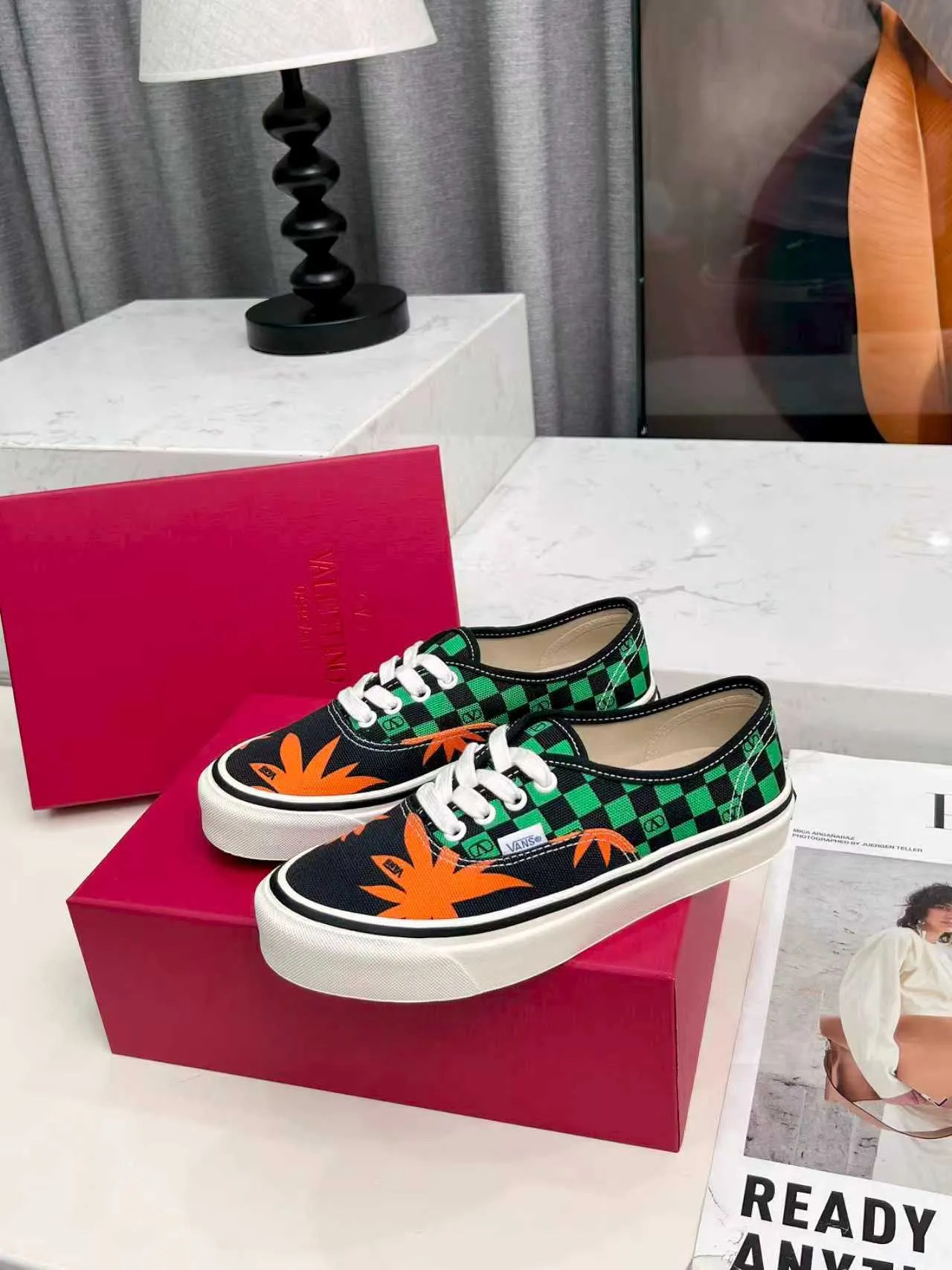 [Valentino Giving classic shoes a personality that spans the ages. Many celebrities - Jolin Tsai. Yang Zi. Liu Wen. Ma Baiquan. Choi Soobin. freen. Song Zuer. JJ Lin. zel. Cecilia Cheung. shark. Xin Yunlai...same style.